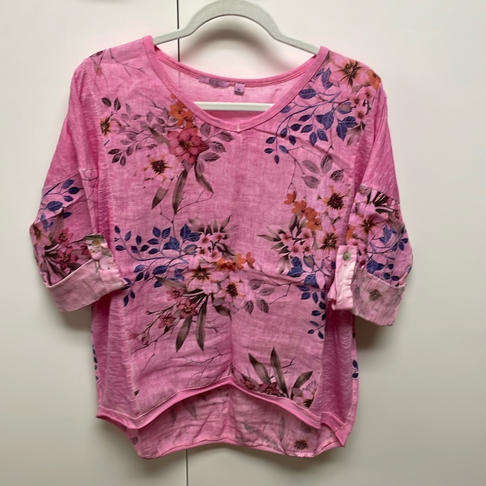 KAKTUS Women’s shortsleeved Top Size XL Pink with floral pattern Button sleeves